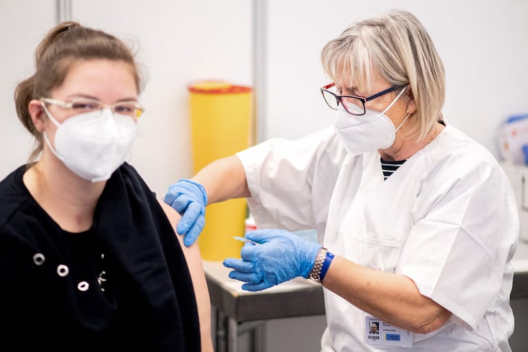 Una mujer recibe una inyección de la vacuna de AstraZeneca en Bremen (Alemania).