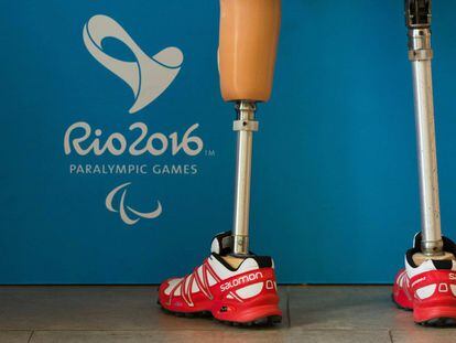 Un atleta con prótesis en las piernas en la Villa Paralímpica de Río de Janeiro.