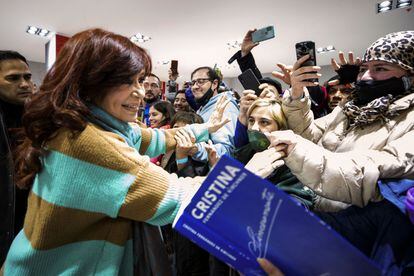 La vicepresidenta de Argentina, Cristina Kirchner, saluda a sus seguidores durante un acto político celebrado en El Calafate, provincia de Santa Cruz, el 8 de julio de 2022.