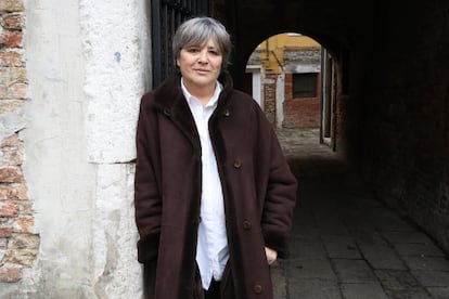 Ana Luísa Amaral (Lisboa, 1956) es una de las voces poéticas portuguesas más originales y combativas en diálogo constante con la vida y el modo en que esta se convierte en texto: “Siempre creí que el texto tiene que ver con la vida. Lo que queda de esa vida, del mundo, es un rastro. La mano que escribe tiene un brazo, ese brazo tiene un cuerpo, ese cuerpo pertenece a alguien. Ese alguien vive, ama, odia, tiene sentimientos y pertenece a su tiempo. [Del] poema, no puedo escamotear mi propia vida”. Su poesía hasta 2010 está reunida en 'Poesia 1990-2010' (Dom Quixote, 2010); en castellano puede leerse 'Oscuro' (Olifante).