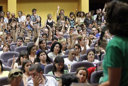 Asamblea de profesores en un instituto público de Madrid, la semana pasada, contra los recortes educativos.