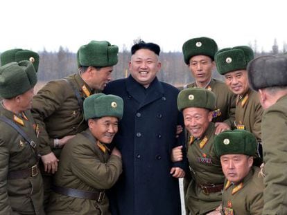 Kim Jong-un rodeado de militares este lunes.