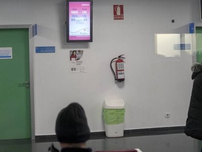 Una pantalla de una sala de espera refleja anoche el fallo informático.