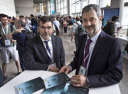 Los científicos y organizadores del congreso José Antonio Font (izquierda) y José Navarro, este lunes, en el Palacio de Congreso de Valencia.