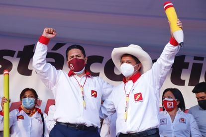 Vladimir Cerrón (izquierda) y Pedro Castillo en un acto de campaña en Junín en marzo.