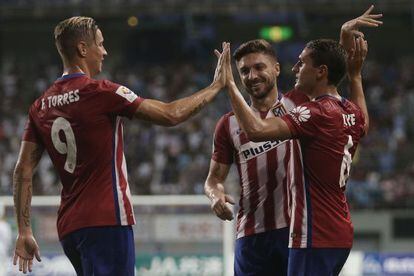 Torres y Siqueira felicitan a Koke por su gol