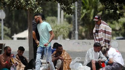 Inmigrantes magrebíes que llegaron el domingo en una zódiac a la playa del Reducto de Arrecife, en Lanzarote.