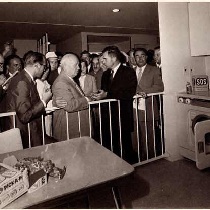 Nikita Jruschov atiende a las explicaciones de Richard Nixon durante la inauguración de la American National Exhibition en Moscú, el 24 de julio de 1959. Leonid Brézhnev, a la derecha, no parece demasiado convencido con las palabras del vicepresidente estadounidense.