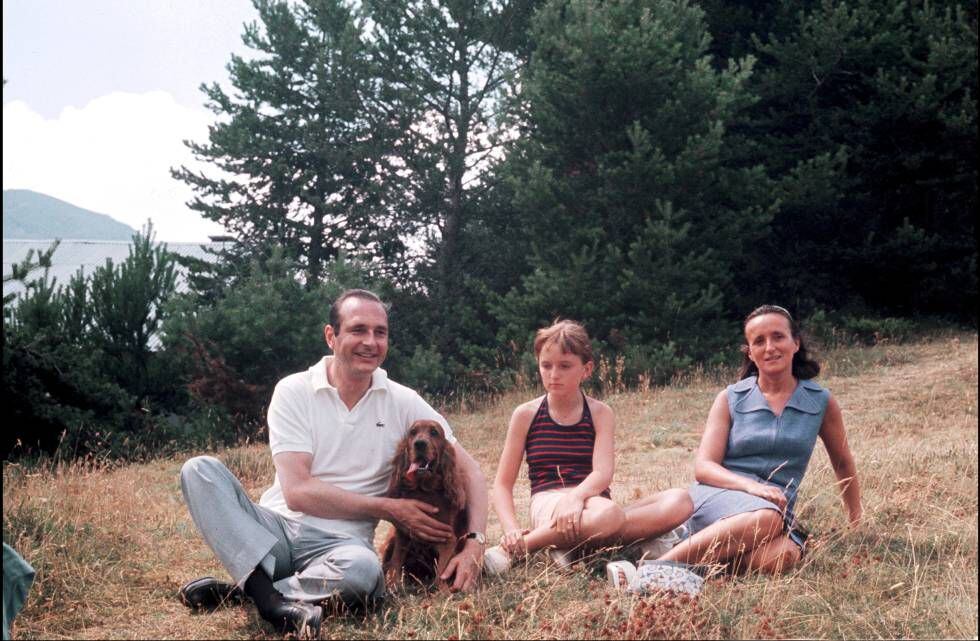 El matrimonio Chirac con su hija Claude y su perro durante unas vacaciones en 2002.