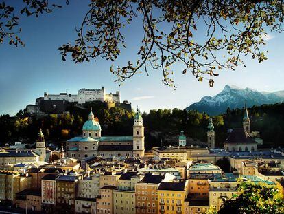 El centro histórico de Salzburgo con su afamado castillo y las montañas de los Alpes al fondo.