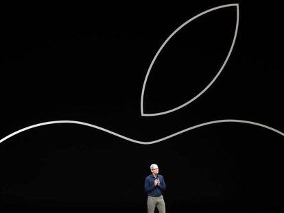 El presidente de Apple, Tim Cook, durante la presentación de los nuevos productos Apple, el pasado septiembre. En vídeo, el youtuber JerryRigEverything dobla un iPad Pro sin dificultad.