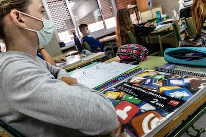 Clase de Lengua Castellana y Literatura en el instituto público Benicalap de Valencia, a finales de octubre..