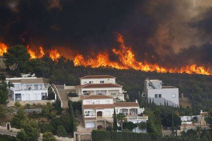 El fuego en la urbanizaci&oacute;n Cumbres del Sol junto al paraje natural de La Granadella (J&aacute;vea).