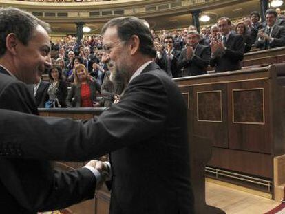 Jos&eacute; Luis Rodr&iacute;guez Zapatero y Mariano Rajoy, en la investidura como presidente de este &uacute;ltimo en 2011.