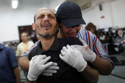 Un hombre llora en el hospital donde están siendo llevados los muertos y heridos de los partidarios de los Hermanos Musulmanes tiroteados esta madrugada por miembros del ejército egipcio, 8 de julio de 2013.