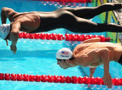 Michael Phelps y el brasileño Gabriel Mangabeira se lanzan a la piscina en las series de 100 metros mariposa.