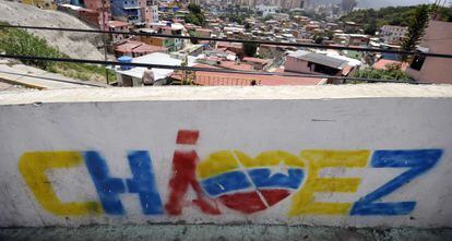 Una pintada recordando a Chávez en un barrio de Caracas.