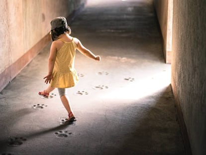 Una niña juega en un túnel.