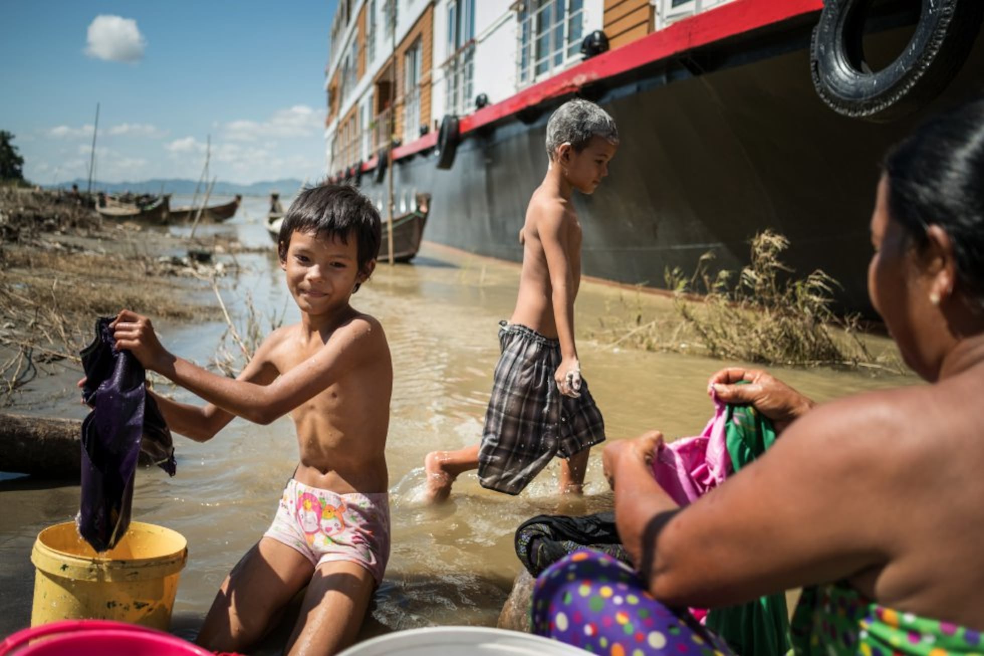 myanmar-pobreza-y-riqueza-en-la-misma-orilla-fotos-planeta-futuro