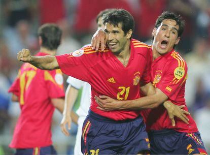 Valerón celebra con Vicente un gol de España durante la Eurocopa de 2004 en Portugal.