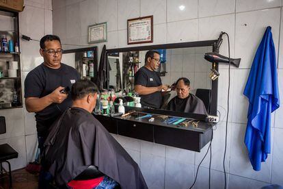 Una peluquería en Paraisópolis, en activo desde el inicio de la pandemia.