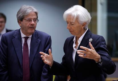El comisario de Economía, Paolo Gentiloni, y la presidenta del BCE, Christine Lagarde, en un Eurogrupo en Bruselas en mayo.