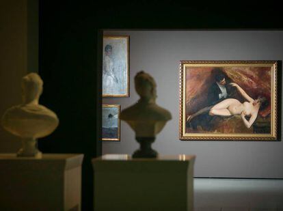 Joan Brull, que s’exclamava de la moral conservadora dels burgesos de Barcelona, va pintar 'A la llotja', on una dona nua irradia llum, recent adquisició del MNAC. 