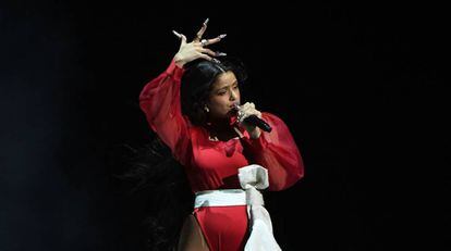 Rosalía, durante su actuación en los Grammy Latinos.