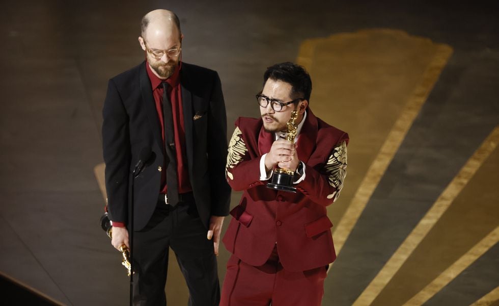 Hollywood (United States), 13/03/2023.- Daniel Scheinert and Daniel Kwan (R) after winning the Oscar for Best Original Screenplay for 'Everything Everywhere All at Once' during the 95th annual Academy Awards ceremony at the Dolby Theatre in Hollywood, Los Angeles, California, USA, 12 March 2023. The Oscars are presented for outstanding individual or collective efforts in filmmaking in 24 categories. (Estados Unidos) EFE/EPA/ETIENNE LAURENT
