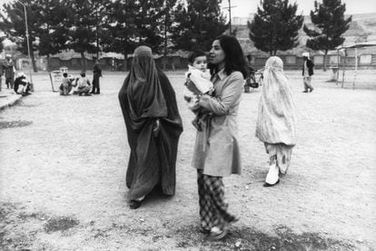 Una mujer vestida de forma occidental en la ciudad de Herat, en 1980.