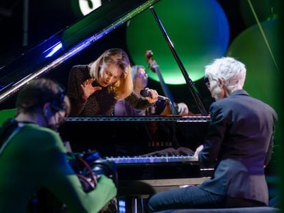 La pianista de jazz Myra Melford, en un trío junto a Joëlle Léandre (bajo) y Lauren Newton (voz), en mayo de 2021 en Moers (Alemania).
