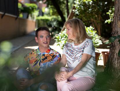Álvaro García y Toni León, su madre.