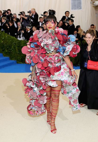 Gala Met 2017: RiRi volvió a clavar la temática de la alfombra roja cuando acudió con este diseño de Comme des Garçons en la gala dedicada a Rei Kawakubo.