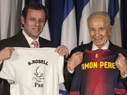 Sandro Rosell junto a Simon Peres.