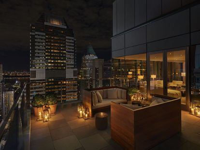 A partir de la planta 14 hasta la 40, se reparten las 452 habitaciones y las 26 suites, con ventanas hasta el suelo que ofrecen una panorámica de las pantallas de la plaza más dinámica de Manhattan.