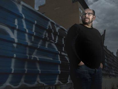 El periodista Javier Blánquez posa en una calle de Barcelona.