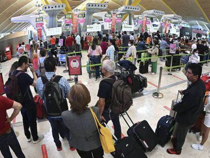 Decenas de personas hacen cola en el Aeropuerto de Barajas de Madrid el pasado 3 de marzo.