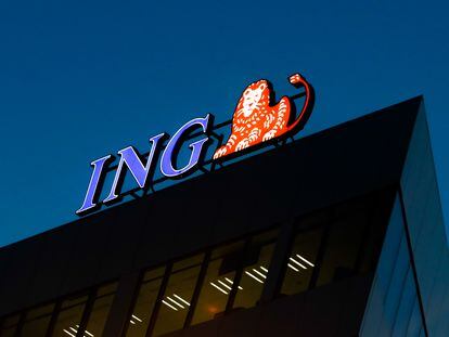 El logotipo del banco ING, en lo alto de un edificio.