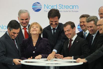 Fillon, Merkel, Rutte, Medvédev y el comisario europeo de Energía, Guenther Oettinger, en la inauguración en Lubmin (Alemania).