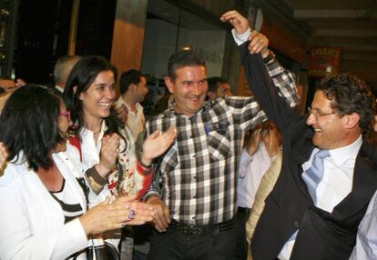 Conde Roa, primero por la derecha, durante la noche electora de las municipales de 2011.