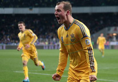 Zozulya celebra un gol con Ucrania.