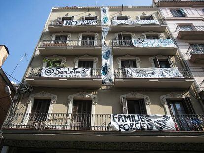 Bloc de pisos del número 37 del carrer Leiva comprat per l'Ajuntament.