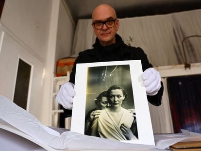 El fotógrafo alemán Boris Eldagsen con su obra 'Pseudomnesia: El Eletricista', creada con IA y con la que ganó el premio Sony World Photography Award. En Berlín, el 3 de Mayo de 2023.