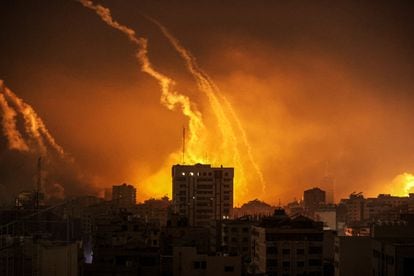 Columnas de humo, este sábado en la franja de Gaza. 