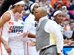 Quentin Hillsman se dirige a la jugadora Briana Day, durante un partido de Syracuse Orange en la liga universitaria estadounidense. Getty