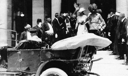 El archiduque y su esposa, minutos antes del magnicidio en Sarajevo.