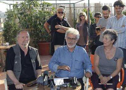 Los activistas Dror Freiler (izq.), Vangelis Pissias y Jane Hirschmann (dcha.) denuncian ante la prensa el bloqueo que sufren en Grecia