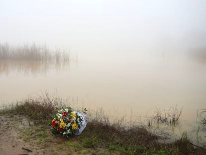 Ramo de flores en el embalse de Cerro Muriano (Córdoba), donde dos militares se ahogaron el pasado 21 de diciembre durante unas maniobras.