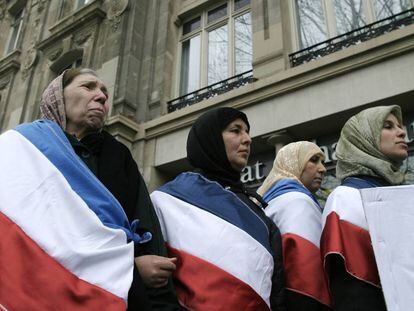Mujeres musulmanas se manifiestan contra la prohibición del velo en la escuela pública francesa.