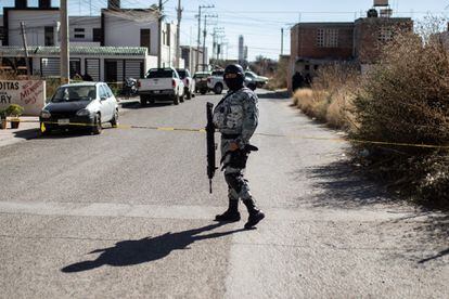 Un miembro de la Guardia Nacional resguarda una zona tras un ataque armado en Zacatecas, en enero pasado.